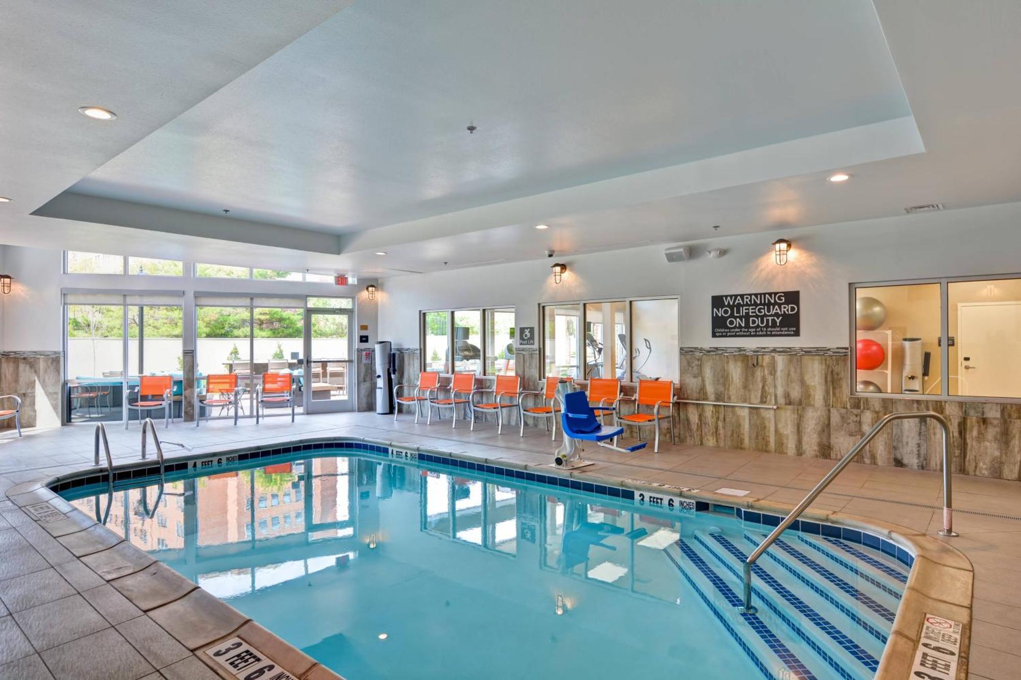 Отель Courtyard By Marriott Long Island Islip/Courthouse Complex Сентрал-Айлип Экстерьер фото