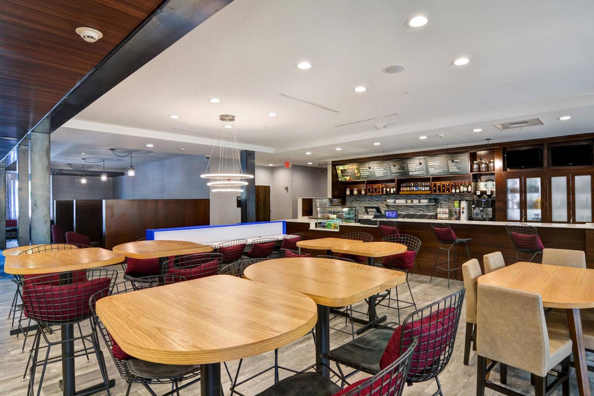 Отель Courtyard By Marriott Long Island Islip/Courthouse Complex Сентрал-Айлип Экстерьер фото