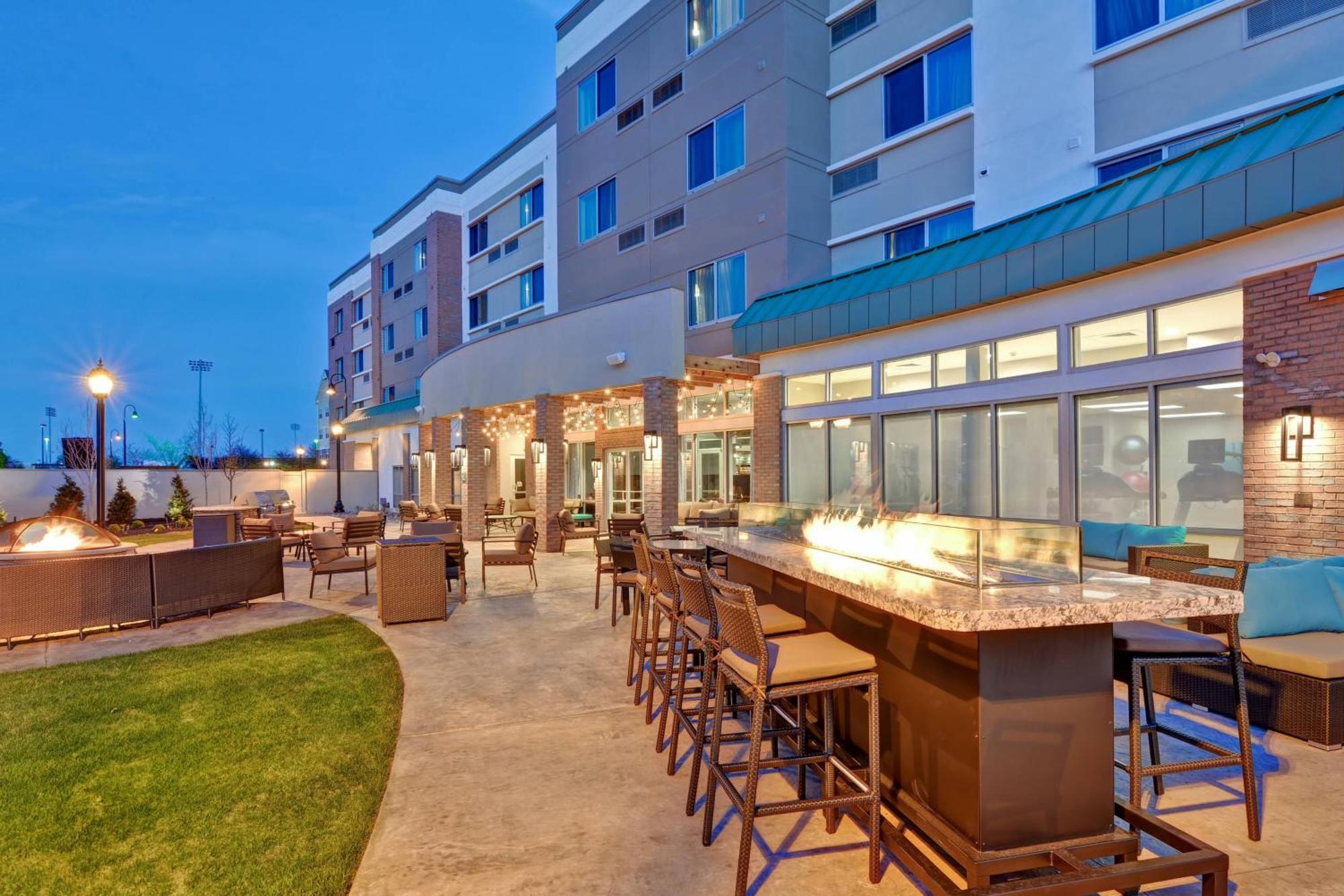 Отель Courtyard By Marriott Long Island Islip/Courthouse Complex Сентрал-Айлип Экстерьер фото