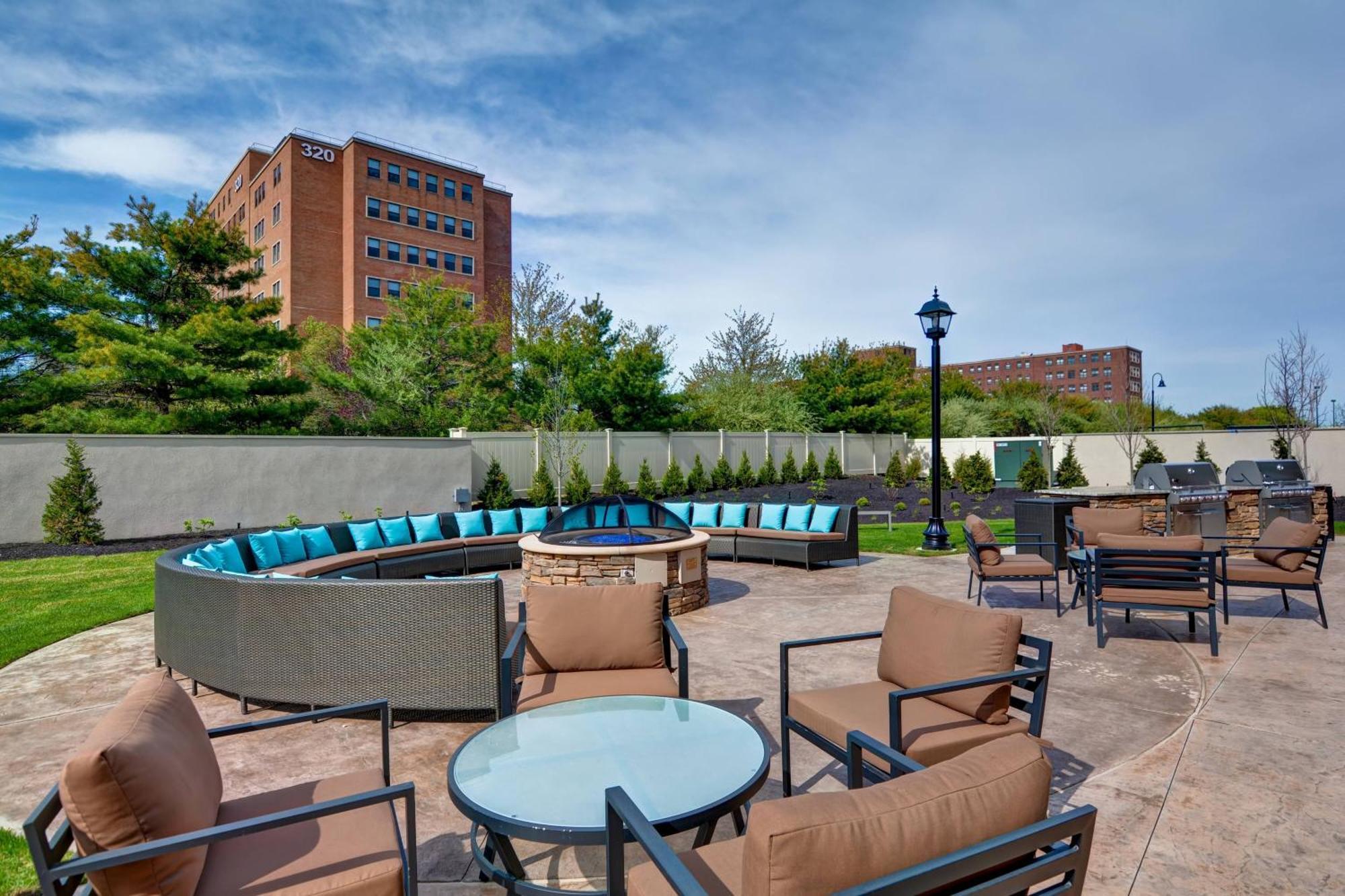 Отель Courtyard By Marriott Long Island Islip/Courthouse Complex Сентрал-Айлип Экстерьер фото
