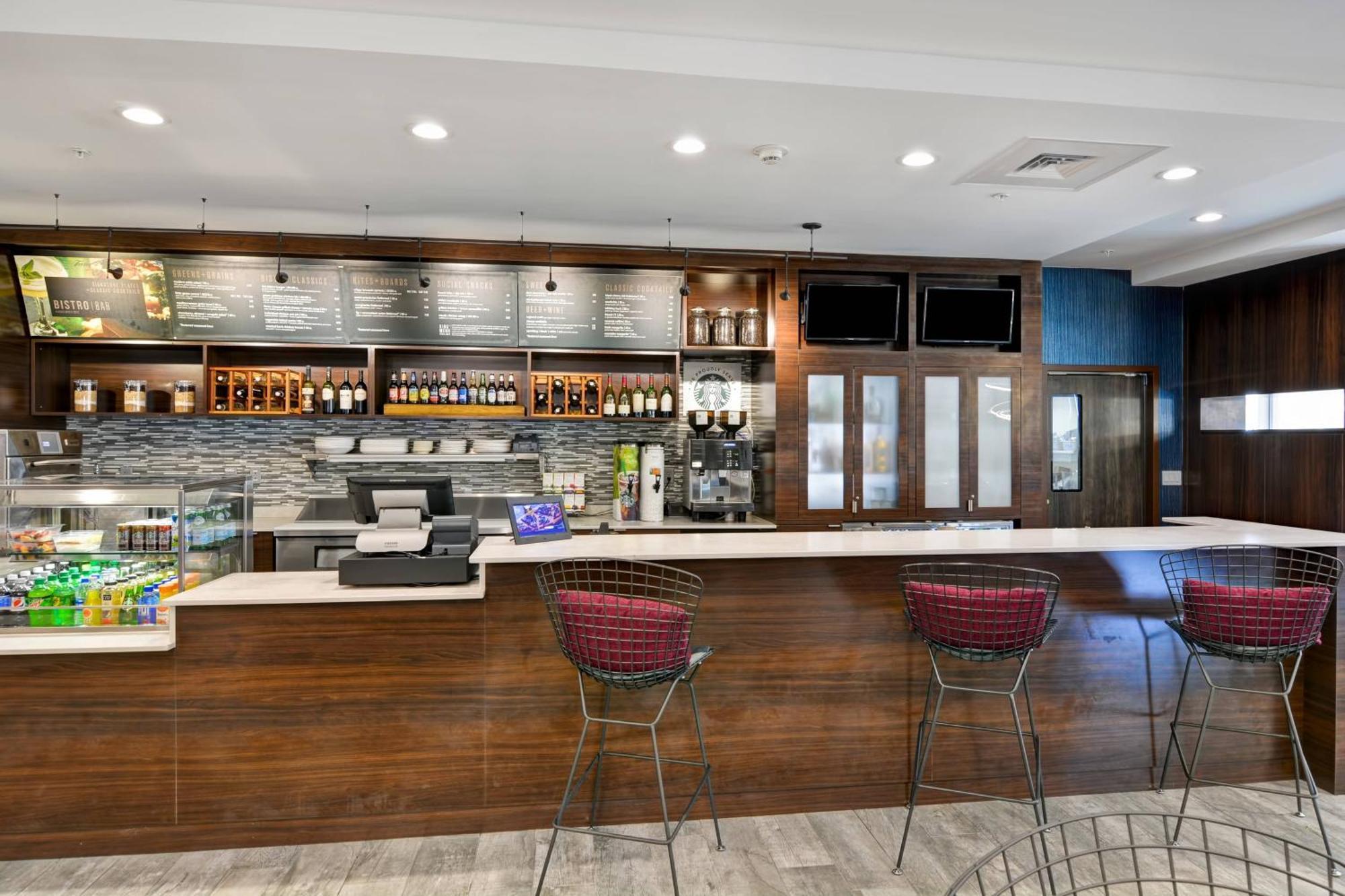 Отель Courtyard By Marriott Long Island Islip/Courthouse Complex Сентрал-Айлип Экстерьер фото